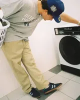 Championes Coolway modelo Kizuna, de corte clásico en ante y nylon color azul con detalles en celeste, verde y suela color miel.