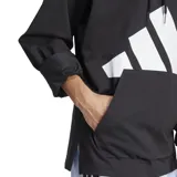 Canguro negro de Adidas, modelo Essentials Logo, con capucha ajustable con cordones, bolsillo tipo canguro y logo de Adidas estampado en blanco en el pecho.