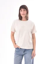 Remera color crudo con estampado frontal que dice 'IN MY INNER PEACE ERA'.