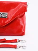 Cartera tipo sobre de cuero sintético color negro con cierre metálico plateado.