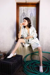 Bermuda de algodón y lino con rayas teñidas a mano en índigo, cierre con botones y ganchito oculto en la cintura, y bolsillos laterales.