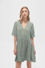 Vestido corto verde con botones frontales, cuello en V y mangas cortas.