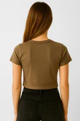 Remera corta negra de algodón, con cuello redondo y estampado frontal con la frase "Naps Always on my Mind Fakeanap" en color blanco.