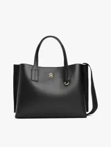 Cartera tote negra de Tommy Hilfiger, con doble asa de mano y correa de hombro textil extraíble. Presenta logo dorado de la marca en el frente y monedero extraíble con cremallera.