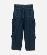 Pantalón de jean super baggy color gris oscuro, con trabillas en la cintura, bolsillos laterales tipo cargo con cordones ajustables y cierre frontal con cremallera y botón.