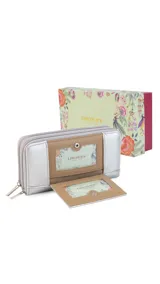 Billetera larga color plateado metalizado, con cierre perimetral y placa con el logo "Lincoln's" al frente. Presenta múltiples compartimentos y tarjeteros.