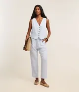 Pantalón fluido color verde oliva confeccionado en viscolino, con cintura elástica, lazo, pliegues y bolsillos.