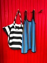 Vestido musculosa corto negro con rayas verticales de colores.