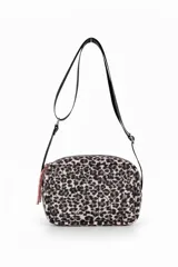 Bandolera Nadiya con estampado animal print de leopardo en tonos beige y negro, diseño acolchado y correa ajustable. Cuenta con cierre de cremallera y detalles en rosa.