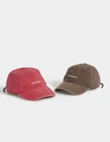 Gorra de gabardina color marrón con efecto lavado y bordado frontal con la frase "Another Cap". Ajuste trasero con hebilla metálica.