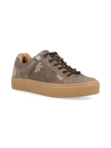 Sneaker de cuero vacuno con estampado de camuflaje y suela marrón.
