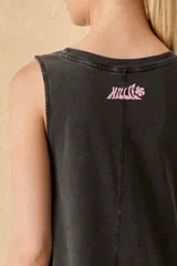 Vestido largo sin mangas color gris oscuro con estampado de una piña y la palabra "Sunkissed".