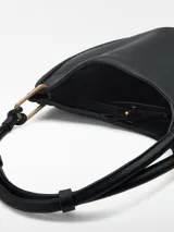 Cartera hobo de cuero sintético negro con textura granulada. Tiene un compartimento principal con cierre magnético, bolsillo interior con cremallera y asa tubular con pieza metálica dorada.