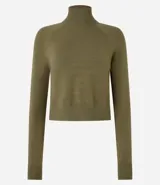 Blusa de punto color blanco, con cuello alto, manga larga y diseño liso.