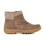 Bota corta color beige con caña de tejido de punto, cierre lateral y suela track.