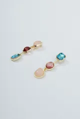 Aros colgantes dorados con tres piedras de diferentes colores y formas: celeste cuadrada, rosa redonda y durazno en forma de gota.