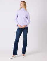 Polera tejida en hilado fino color verde oscuro, de manga larga con tajo en el puño y cuello alto.