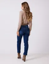 Jean skinny de mujer, color azul oscuro con efecto lavado, tiro medio, con pretina, botón, cierre y bolsillos delanteros y traseros.