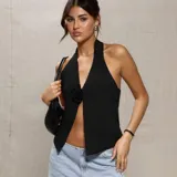 Top negro con escote halter y abertura frontal con detalle de rosa.