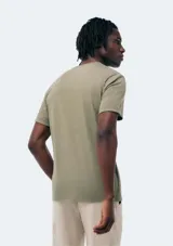 Camiseta gris oscuro de manga corta con cuello en V.