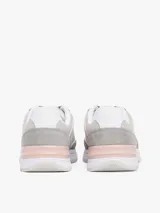 Zapatillas Tommy Hilfiger de mujer, color gris con detalles en rosa y blanco. Confeccionadas en poliéster con paneles de malla y logo TH en la lengüeta y lateral.