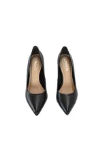 Zapatos de tacón alto negros de cuero con punta fina y tacón geométrico con detalles metálicos.