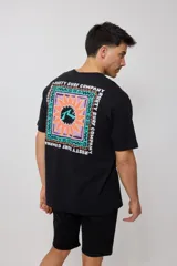 Remera negra de algodón con estampado en la espalda con el logo de Rusty Surf Company en forma de sol con motivos tribales en colores pastel.