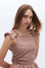 Top color rosa viejo de lino, con escote cuadrado y breteles anchos con volados.