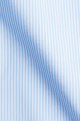 Pantalón de pijama de corte holgado en algodón a rayas celestes y blancas. Modelo de tiro bajo con elástico revestido en la cintura, cordón para ajustar fino y piernas rectas, levemente acampanadas.
