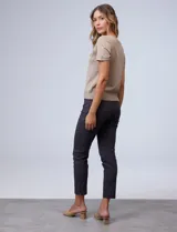 Pantalón de gabardina elastizada azul marino, marca Zac & Rachel, de corte recto, pretina ancha pespunteada y largo al tobillo. Tiene bolsillos simulados.