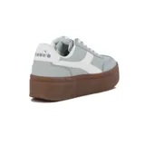 Championes urbanos Diadora modelo Bamplat para mujer, color gris claro con detalles en blanco y cordones blancos. Poseen una plataforma gruesa de goma color marrón.