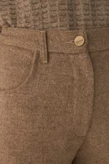 Pantalón marrón de tiro alto y corte jeanero, confeccionado en lana fina sin teñir.