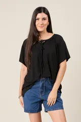 Blusa negra de mangas cortas con escote redondo y lazo ajustable en el cuello.