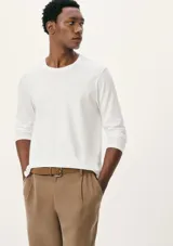 Camiseta blanca de manga larga con cuello redondo.