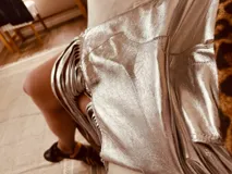 Minifalda plateada de cuero con flecos.