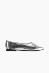 Ballerinas plateadas con punta fina y moño decorativo.