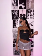 Top bandeau negro con abertura en el centro y detalle metálico en forma de U.