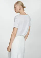 Remera celeste de lino con cuello en V y mangas cortas.