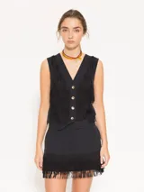 Minifalda negra con flecos en el ruedo, bolsillos laterales y traseros.