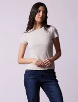 Remera azul marino de modal con textura acanalada, cuello redondo y mangas cortas con detalle de frunce en los hombros.