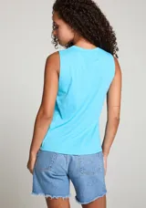 Musculosa celeste con estampado amarillo de la frase "Social Club" y dos estrellas.