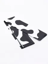 Pañuelo rectangular con estampado abstracto en tonos terracota, negro, blanco y beige.