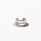 Anillo plateado de acero inoxidable con diseño de tres bandas: una lisa, una trenzada y otra lisa.