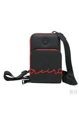 Billetera pequeña tipo bandolera o porta celular, color negro con textura de cuero granulado. Presenta ribetes y apliques en color rojo, incluyendo la palabra "Oreiro" en cursiva en la parte frontal inferior y un logo circular con forma de labios en la parte superior. Incluye correa ajustable y desmontable.
