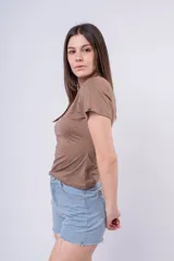 Remera ajustada de manga corta, color amarillo vibrante, con cuello redondo. Presenta un pequeño detalle de etiqueta negra en la manga derecha.