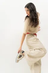 Championes negros de cuero con detalle de estrella plateada y talón plateado.