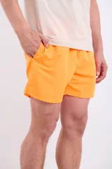 Short de baño verde liso con cintura elástica.