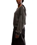 Buzo blanco de tejido térmico de algodón con textura. Tiene escote redondo ancho, mangas dolman caídas con puños elastizados, costuras expuestas y dobladillo con banda.