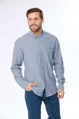 Camisa negra de lino con cuello mao y manga larga.