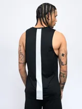 Musculosa de entrenamiento Umbro negra con cuello y sisas en gris. Logo de la marca estampado en el pecho.